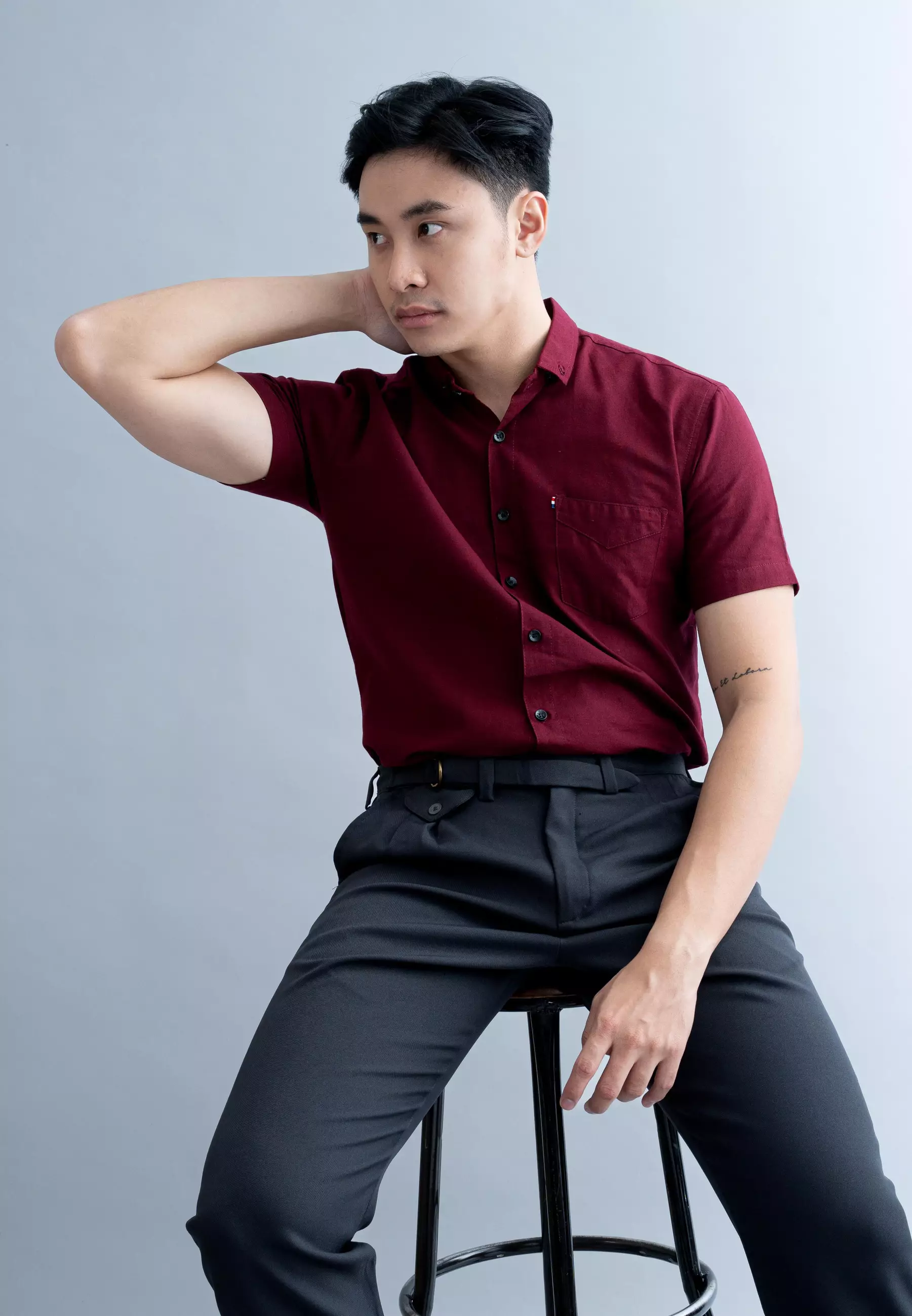 Kemeja lengan pendek pria formal slim fit maroon houseofcuff