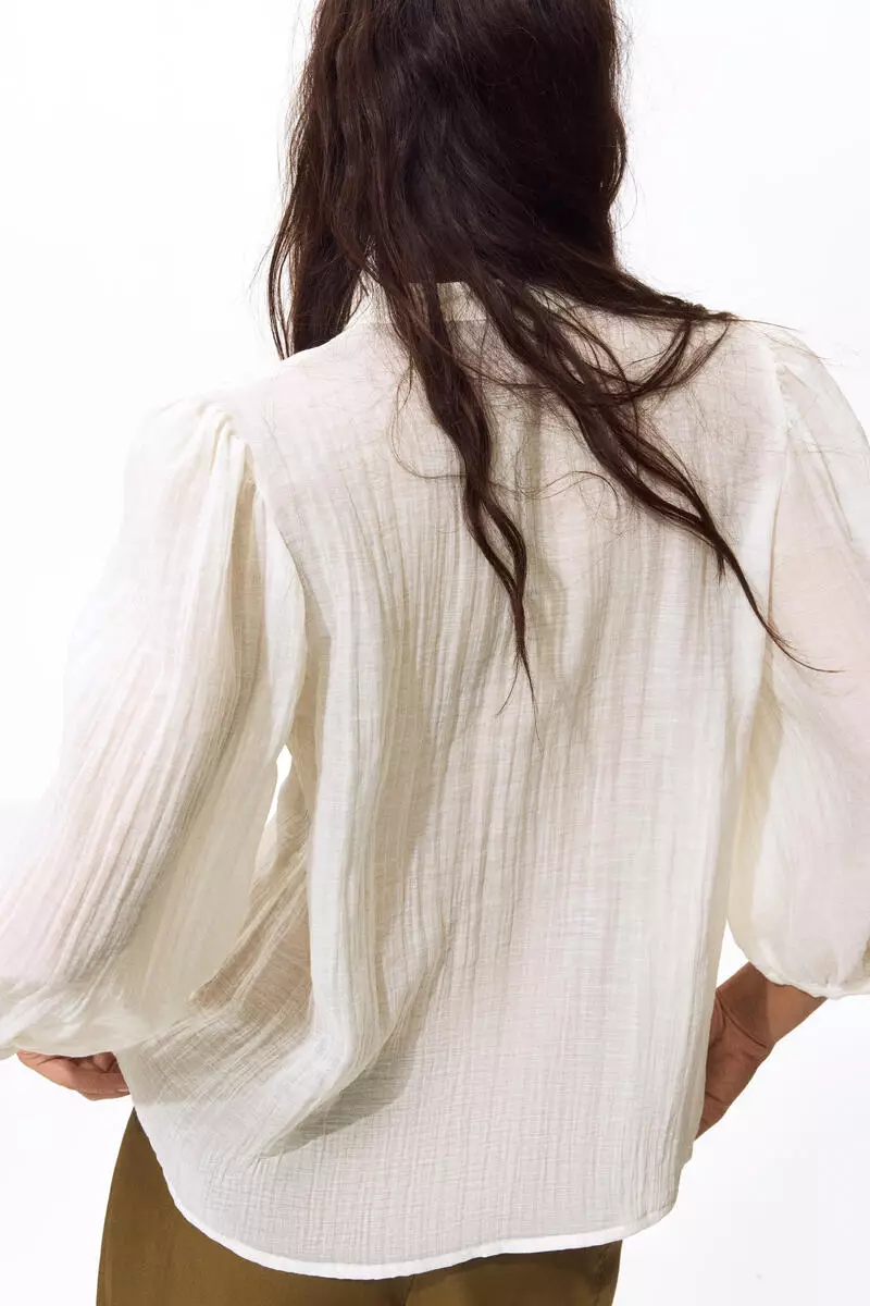 Balloon-sleeved blouse