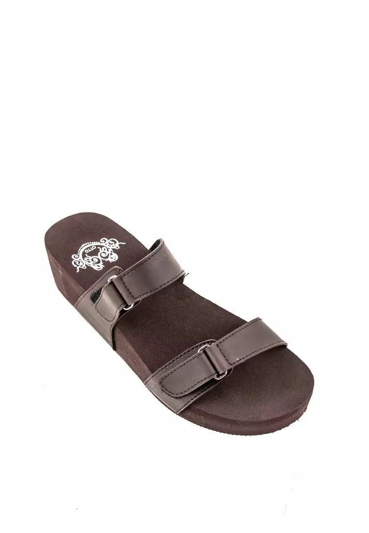 Double strap best sale velcro sandals