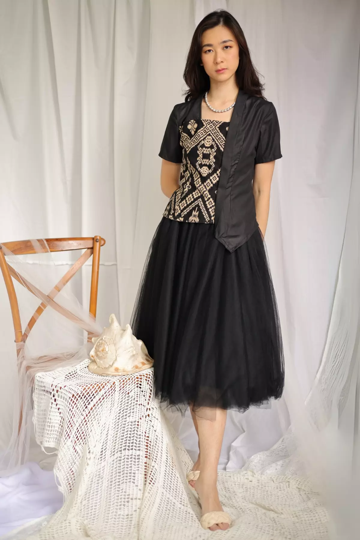 Katarina Ikat Hitam Kebaya