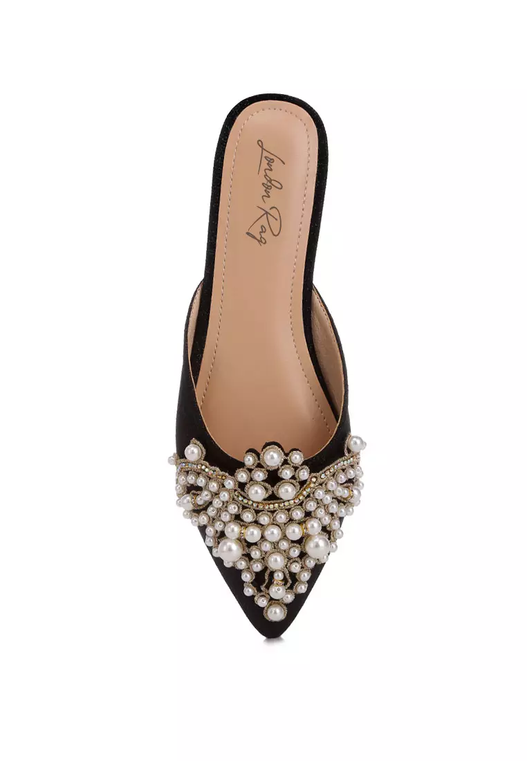 Mules mutiara halus yang dihias dalam Warna Hitam