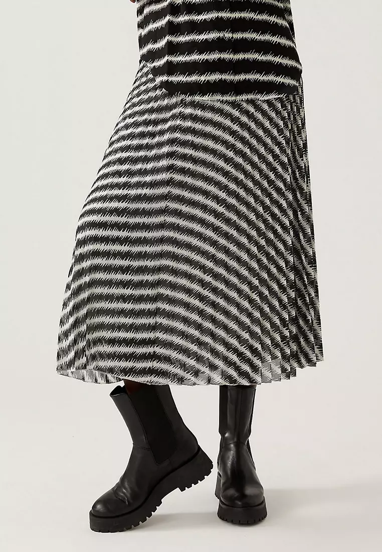 Black pleated skirt marks and spencer best sale