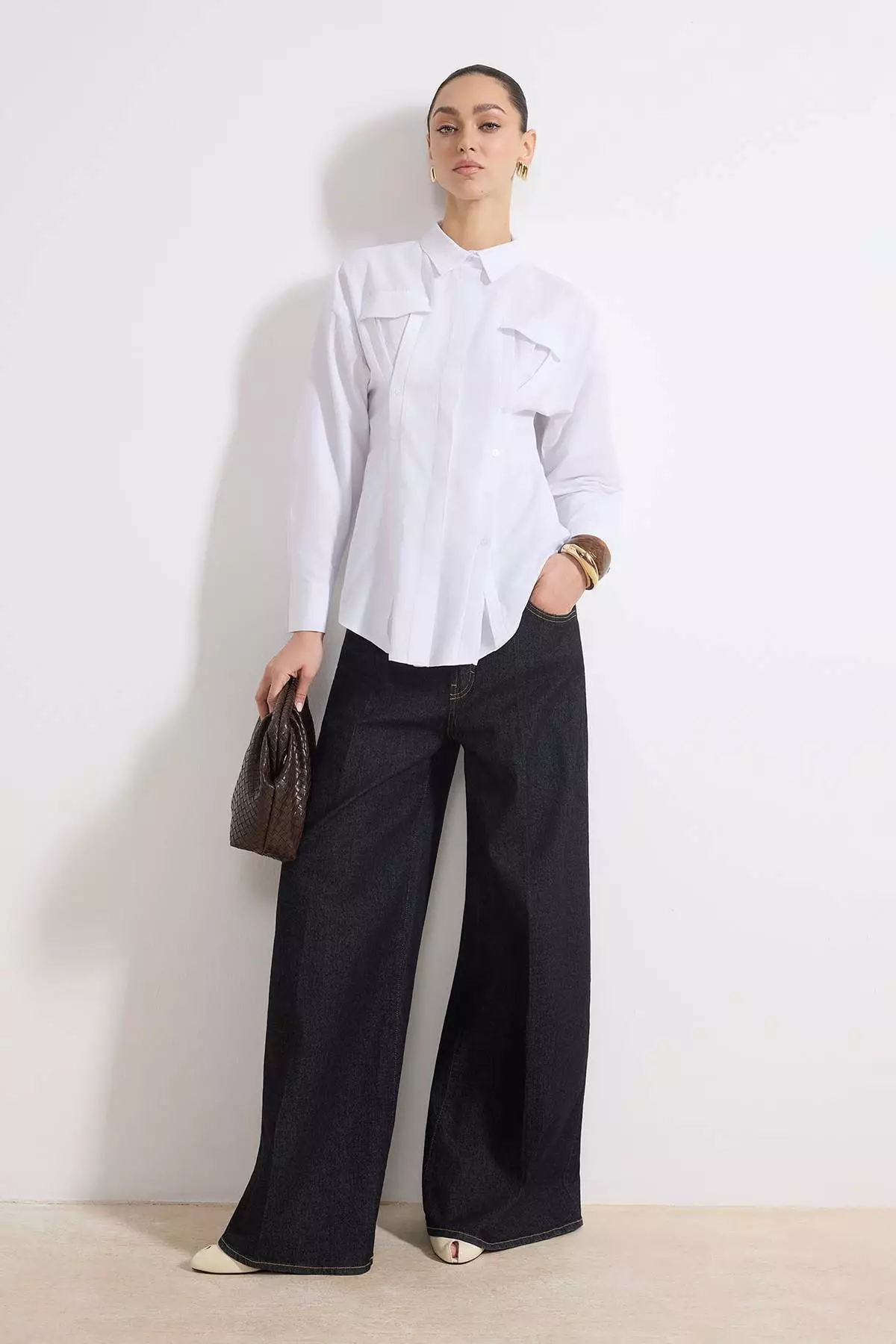 White Cotton Piece Fitted/Fitted At The Waist Cotton Piece Shirt With Double Front Pockets Detail Tctss26Tg00016