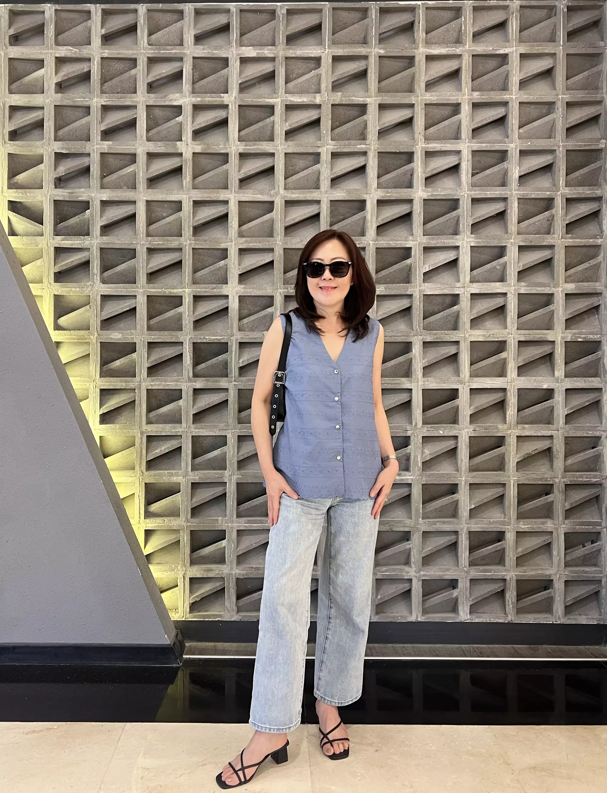 Sleveless Embroidery Cotton Blouse