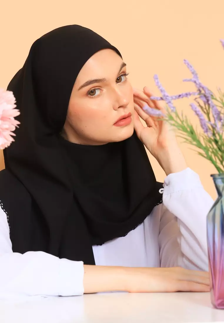 Hijab Segi Empat Lasercut Curly Black
