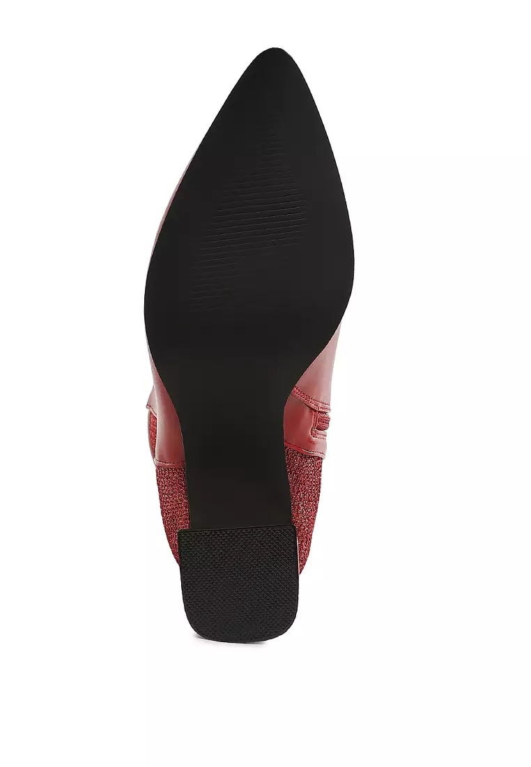 Sepatu bot runcing dengan detail jala berwarna merah