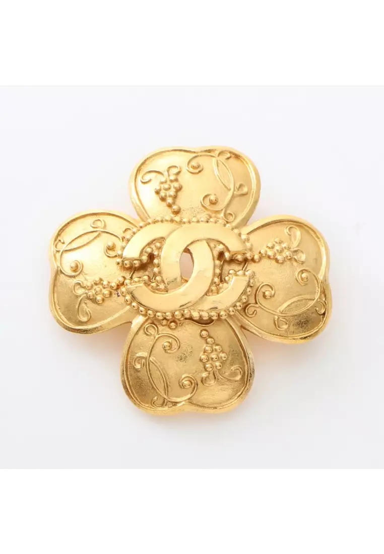 Gold on sale chanel brooch