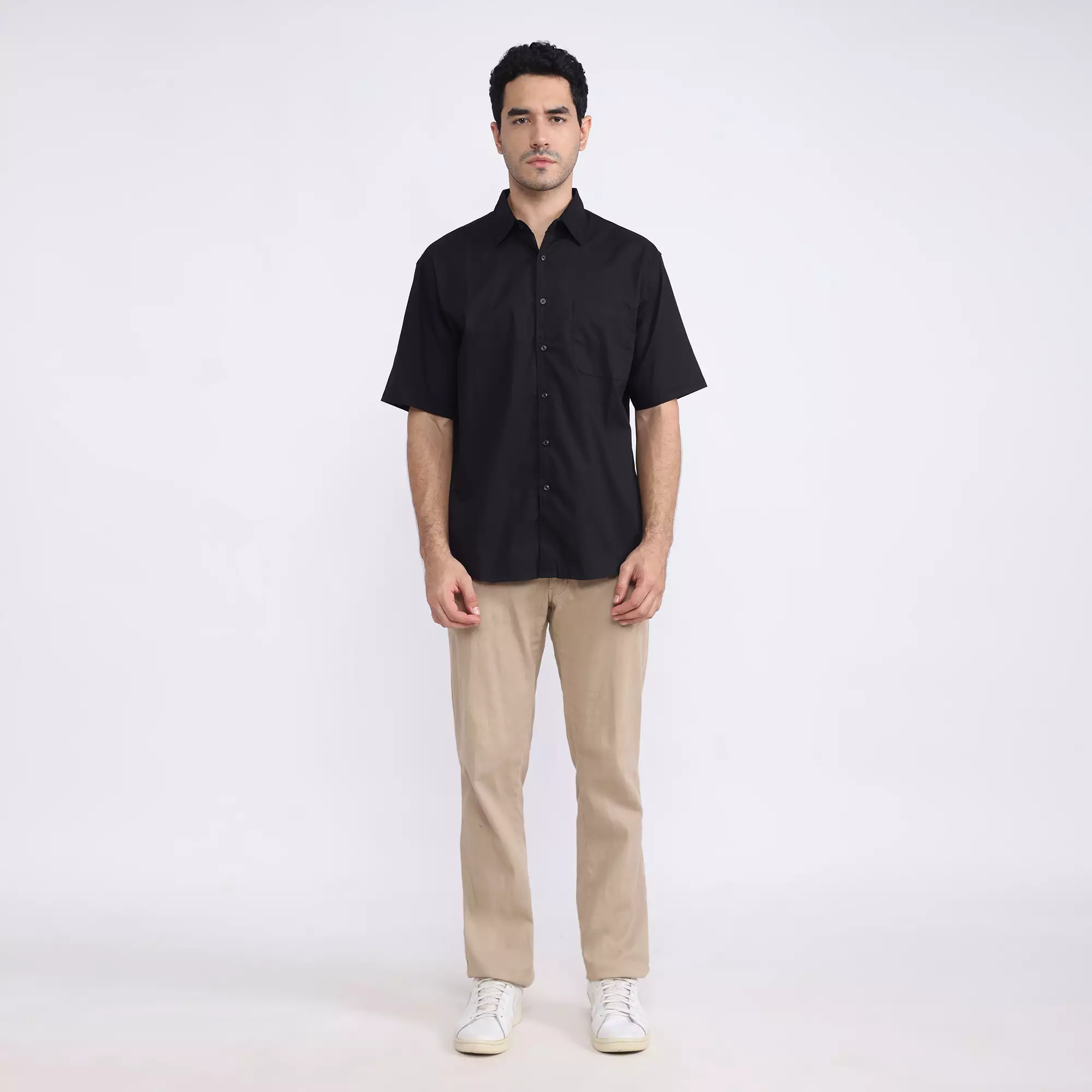 LARUSSO Kemeja Poplin Relax Fit Pria Lengan Pendek - Black