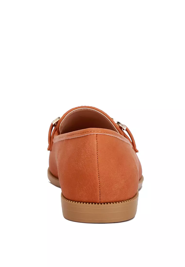 Sepatu Loafer Datar Detail Horsebit dalam Warna Tan