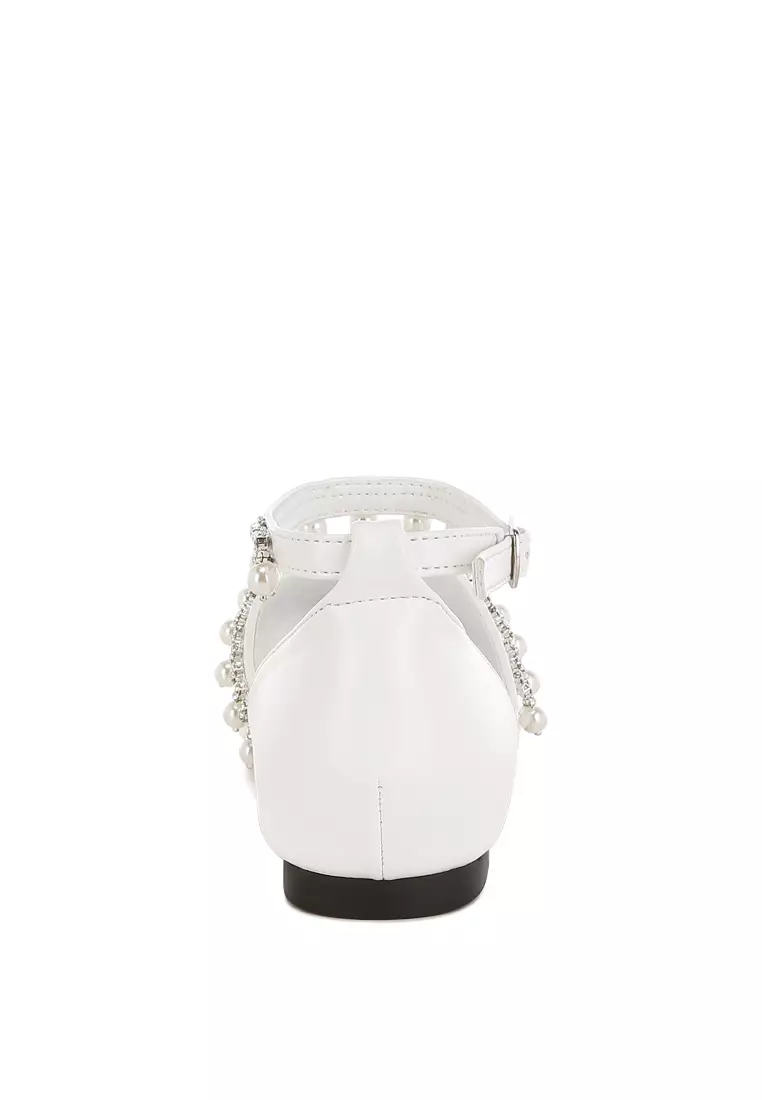 Sandal datar bertali pergelangan kaki dengan berlian imitasi dan mutiara putih