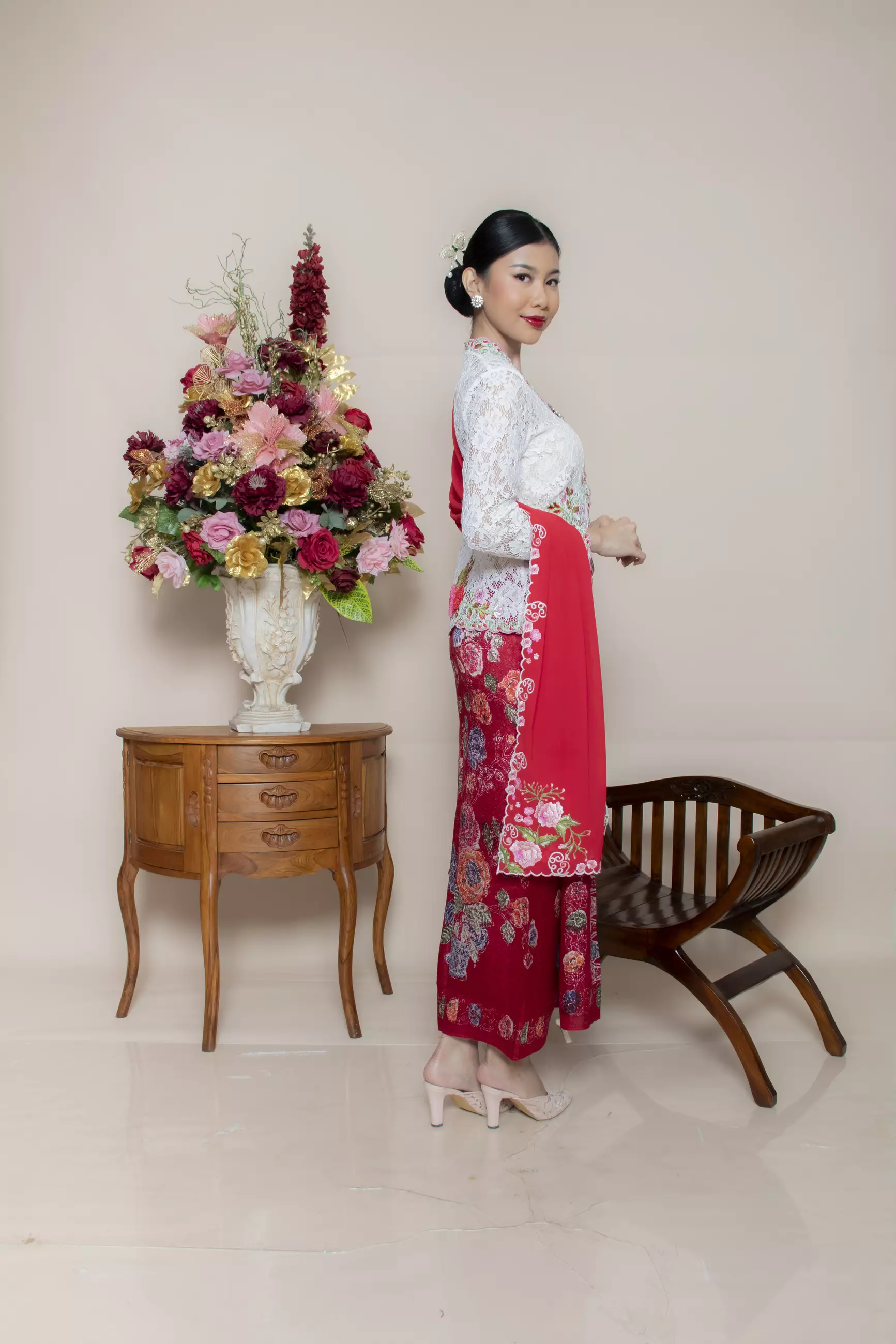 Kebaya Brokat Roses 3 Dimensi in White Color