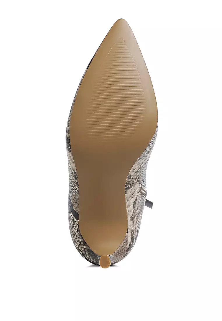 Sepatu bot hak stiletto bertekstur dengan motif ular