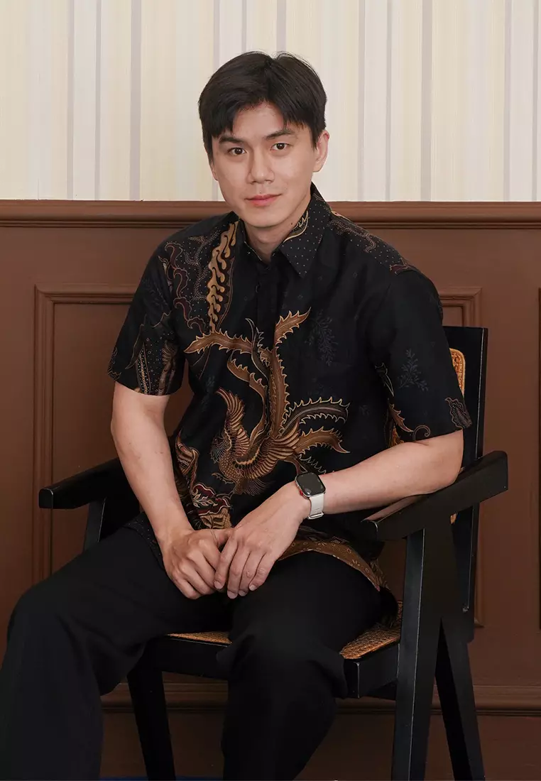 Enzy Batik Essential Kemeja Batik Pria Lengan Pendek Adinata - Black/Brown
