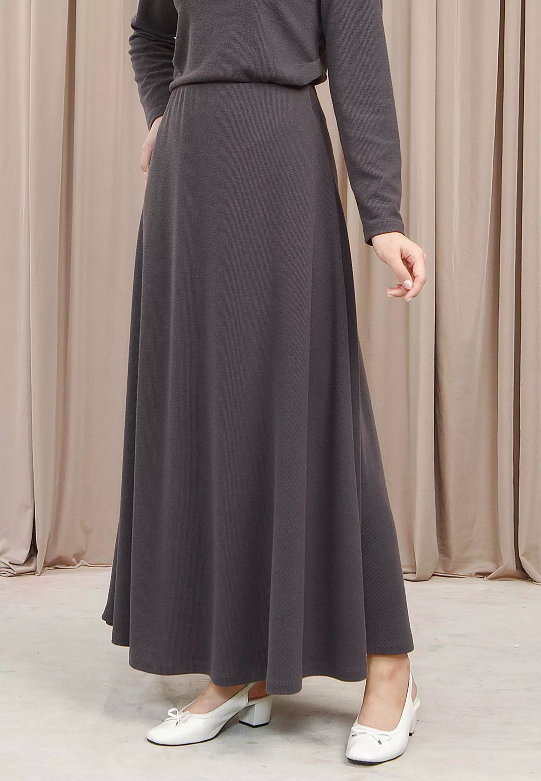 HijabChic Della Dark Grey Skirt - Rok Knit Lembut Karet Pinggang Siluet A-Line