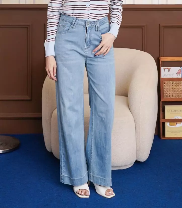 Sena Straight Jeans in Light Blue