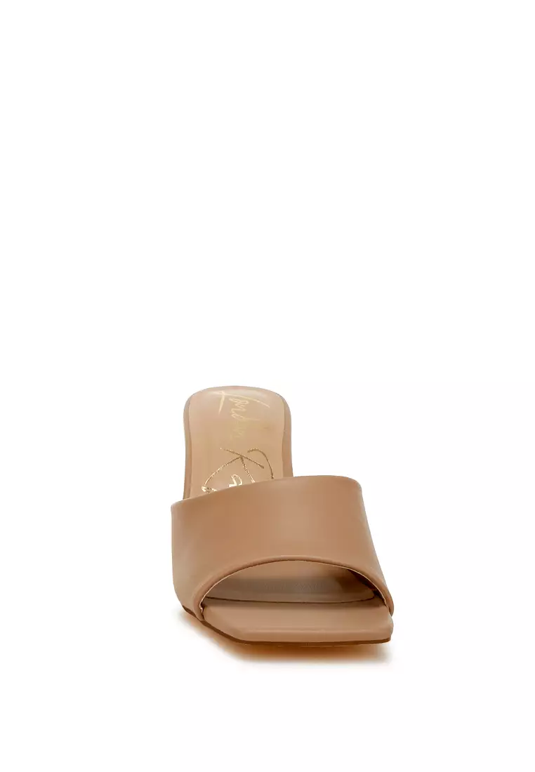 Sandal Tumit Blok Kulit Imitasi dalam Warna Unta