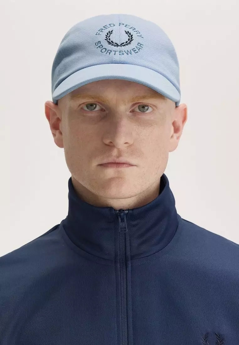 Fred Perry HW9676 FP SPORTSWEAR GRAPHIC CAP (LIGHT SMOKE)