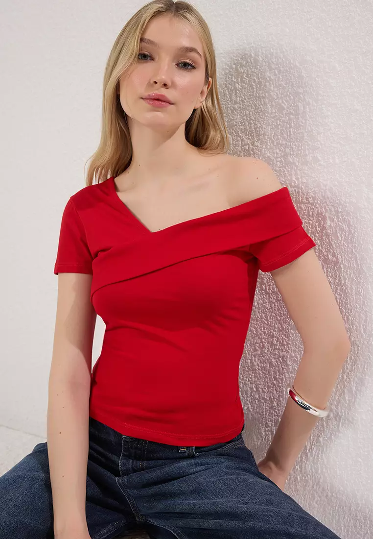Red Asymmetric Collar Fitted/Body-Smoothing Knitted Blouse TWOSS25BZ00381