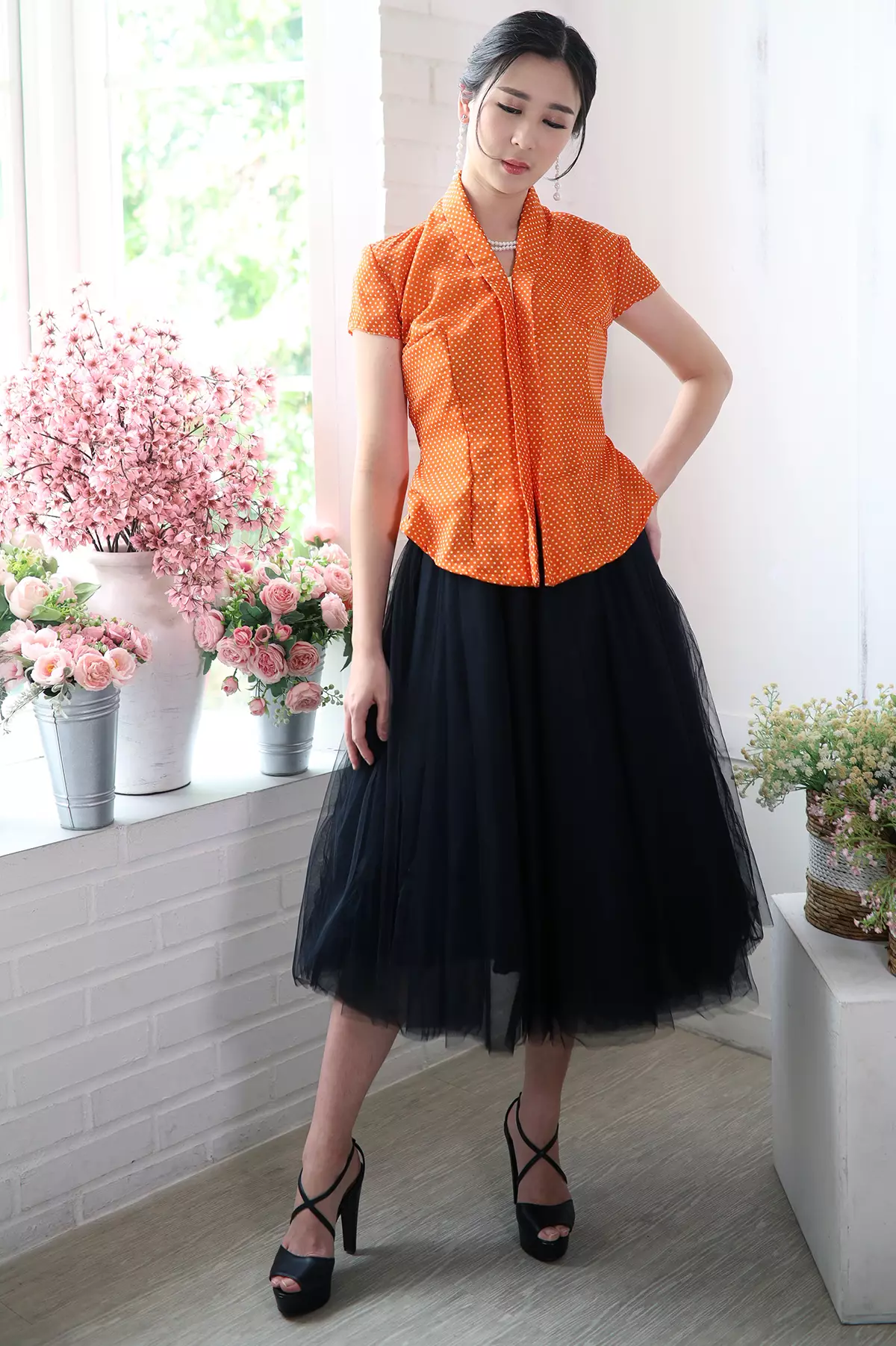 Kuncup Nirmala Jingga Kebaya