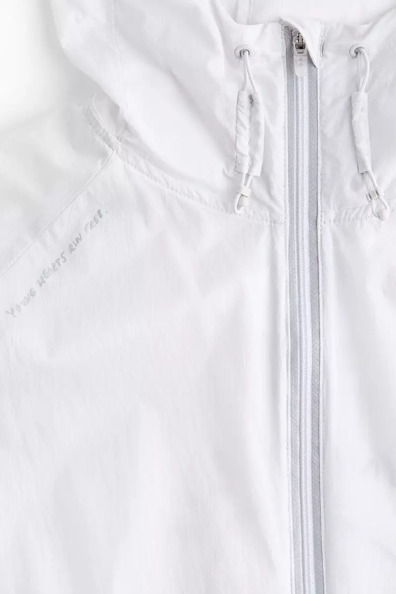 Loose Fit Lightweight running jacket with DryMove™