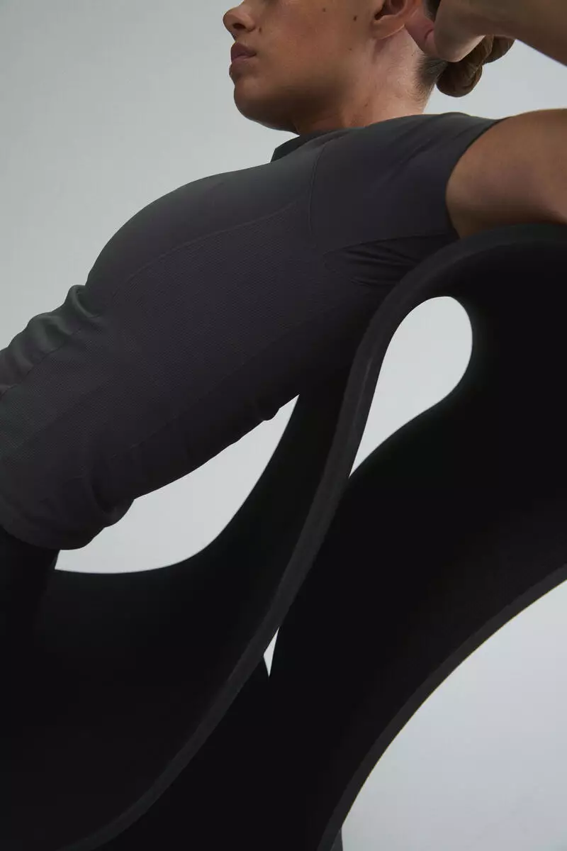 Seamless Slim Fit Sports T-shirt with DryMove™