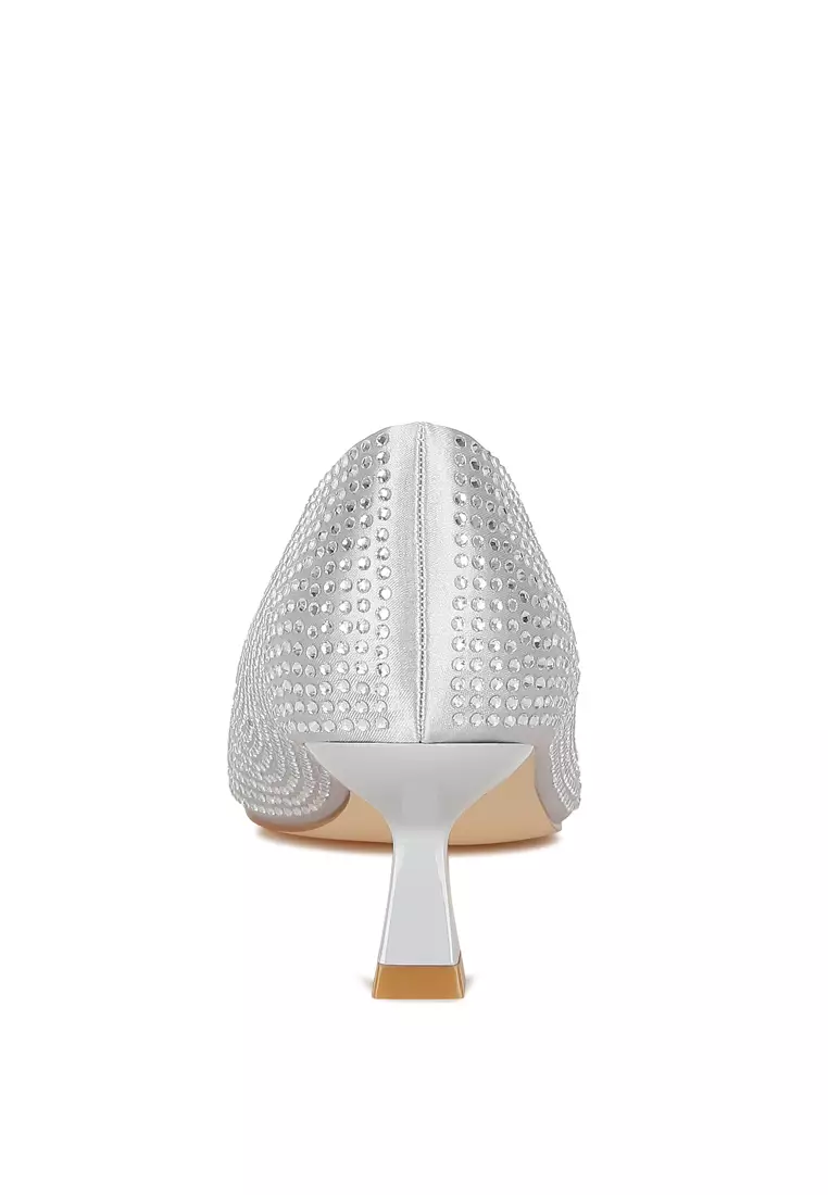 Sepatu hak anak kucing berhiaskan berlian imitasi berwarna perak