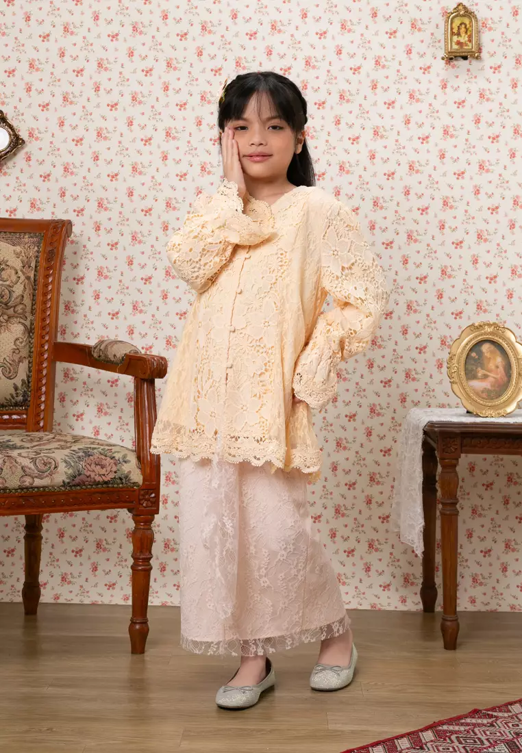 NAQILA LACE TOP