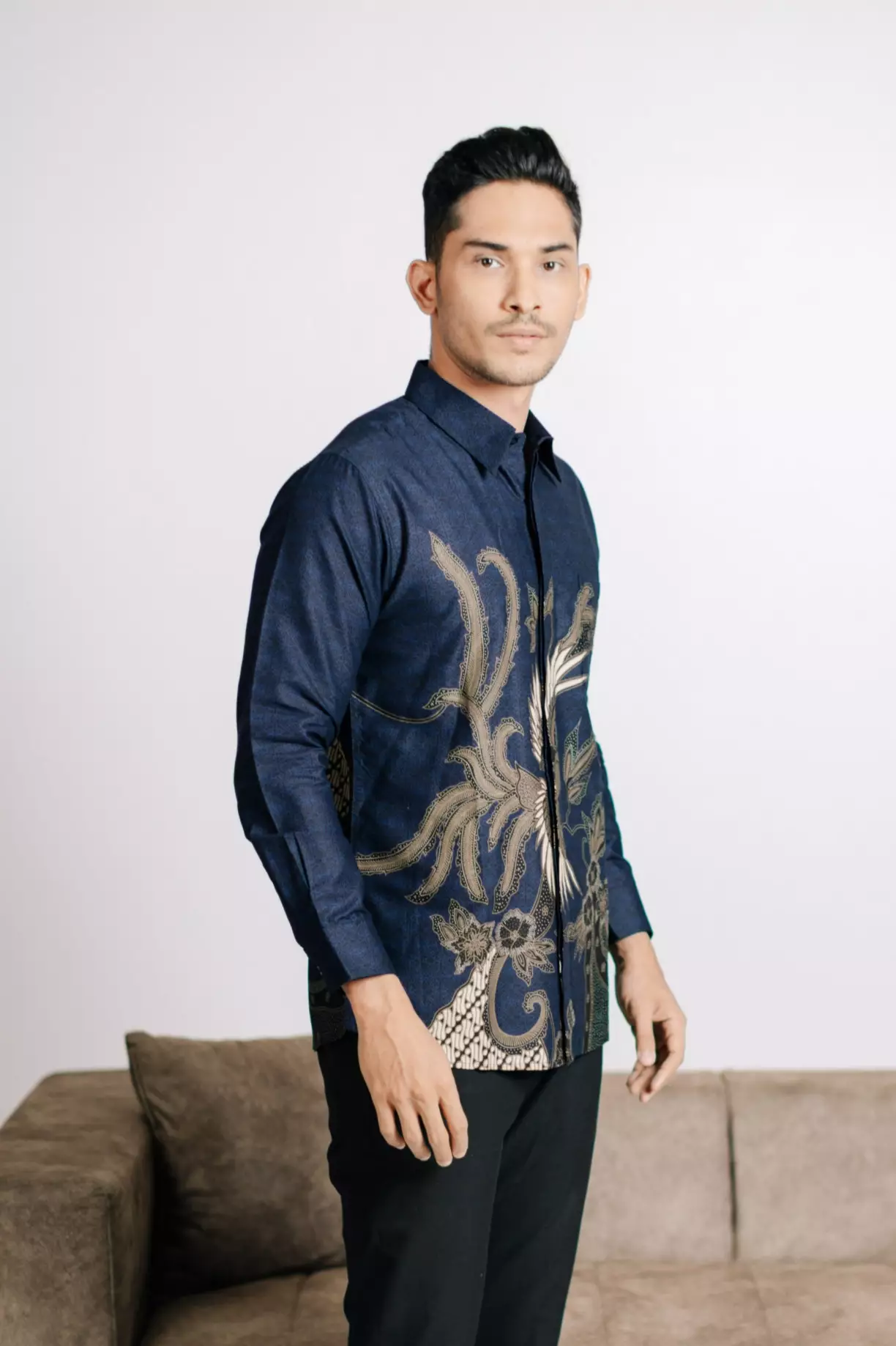 Adyatma Dewangga Navy Kemeja Batik Slim Fit Pria Lengan Panjang Katun