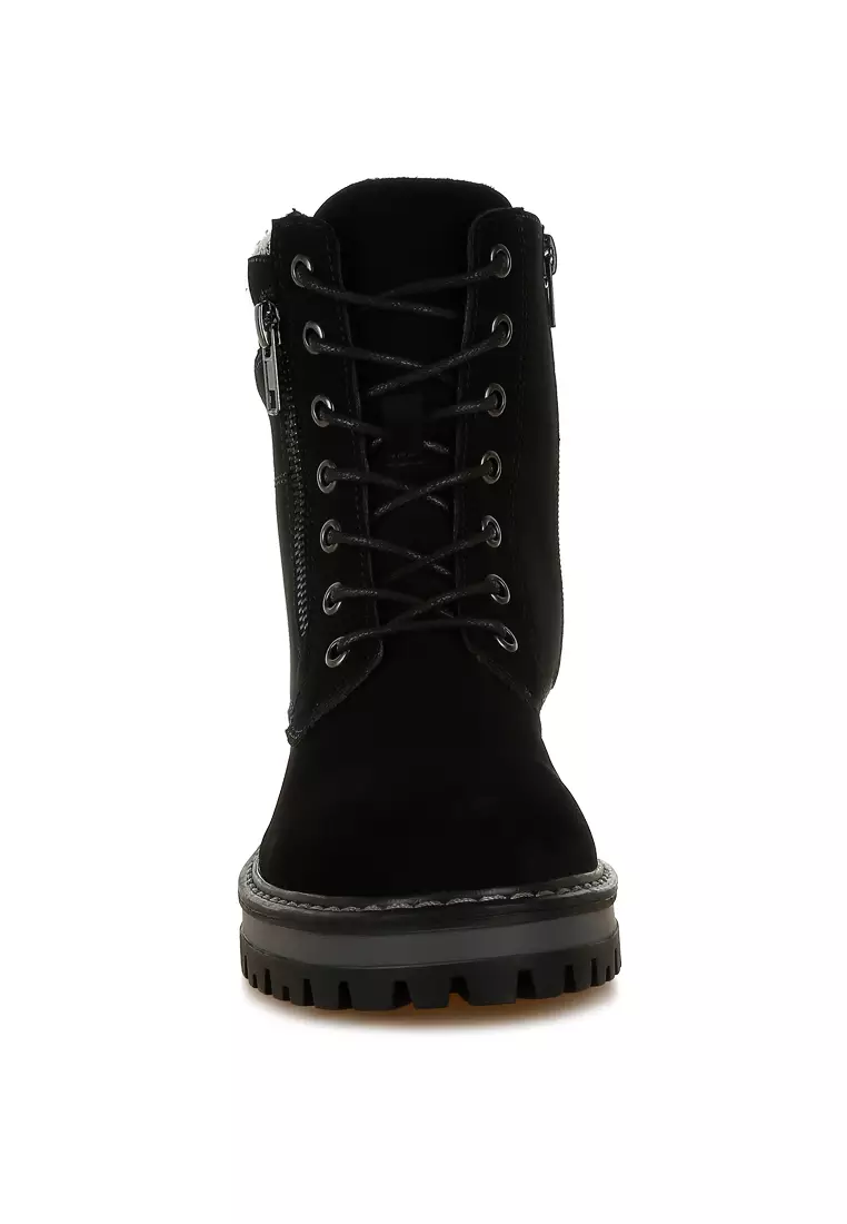 Sepatu bot pendaki dengan kerah rajutan dan ritsleting berwarna hitam