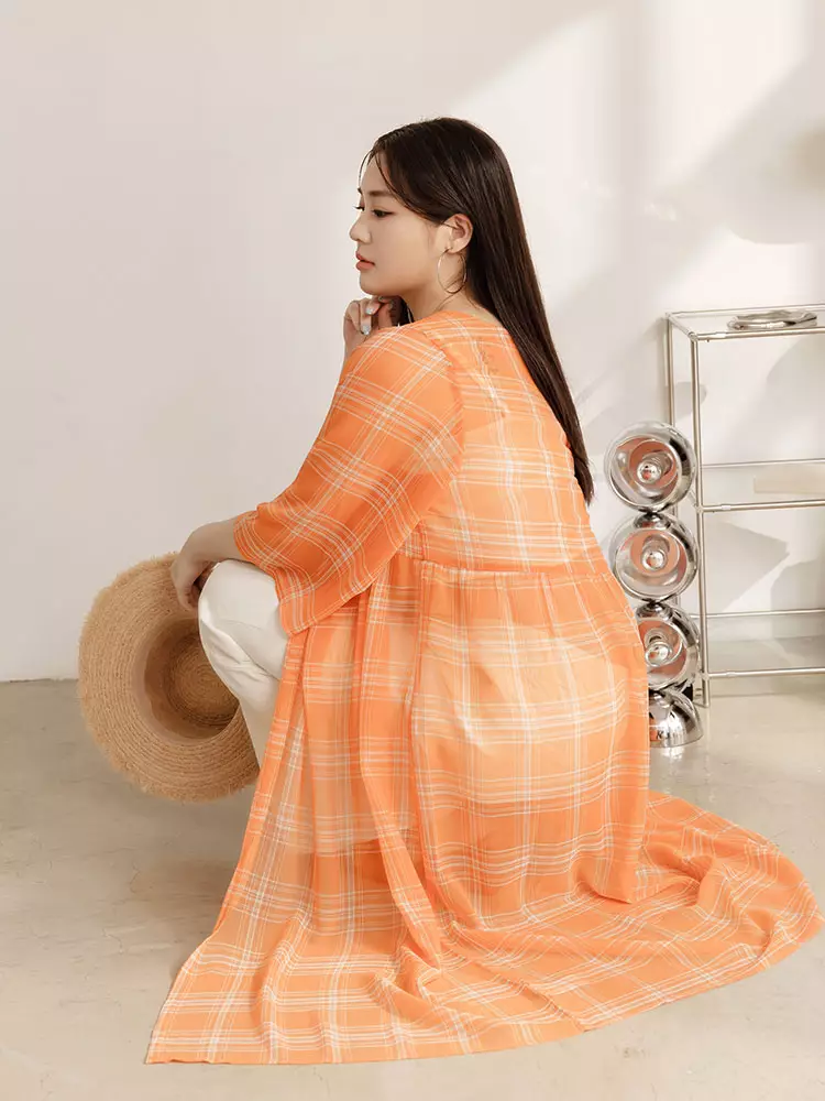 雲朵自訂款-微透膚格紋V領五分袖長版罩衫《EA3654》