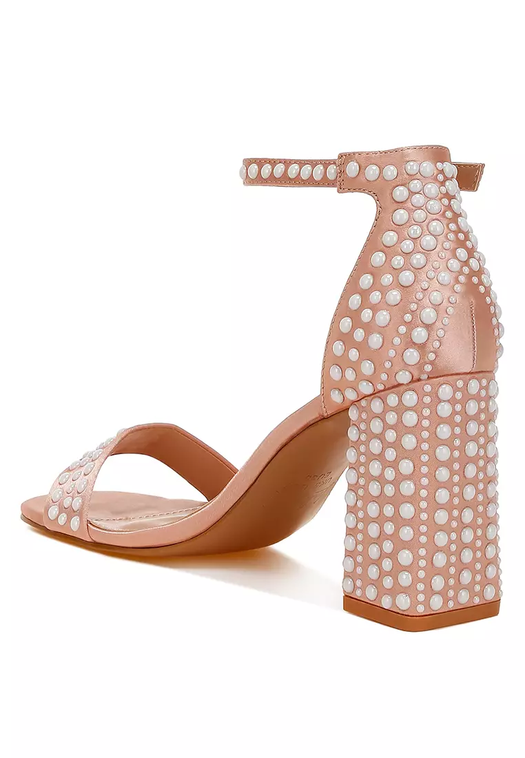 Sandal Satin Berhias Mutiara dalam Warna Rose Gold