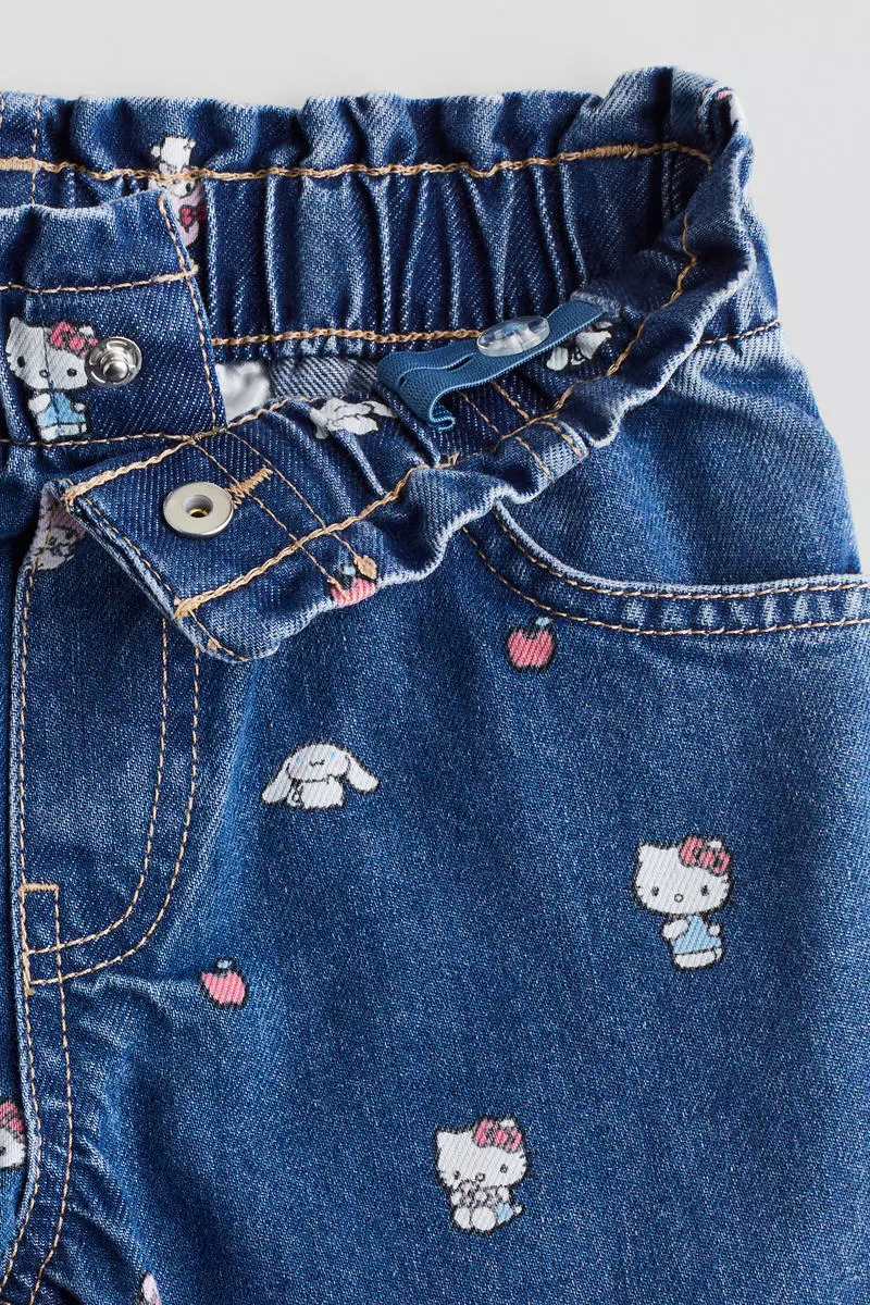 Loose Fit Tapered Jeans