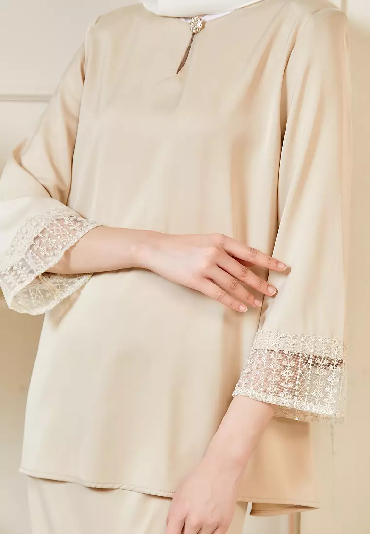 SEROJA Luxe Lace Sulam Baju Kurung Kedah Kipas Belakang in Champagne Gold