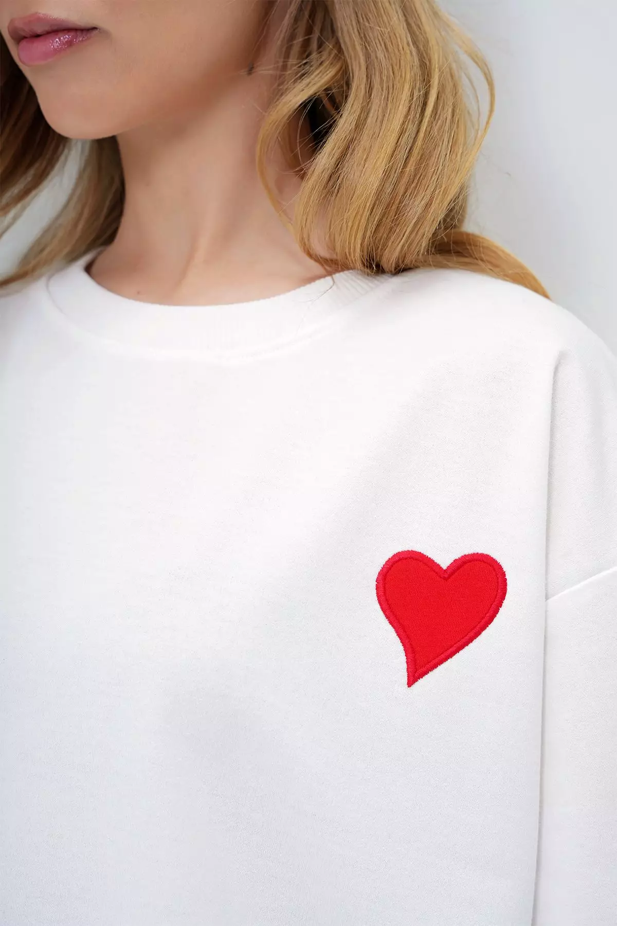 Women's White Crew Neck Heart Embroidered Two Thread Oversize T-Shirt Alc-X13912