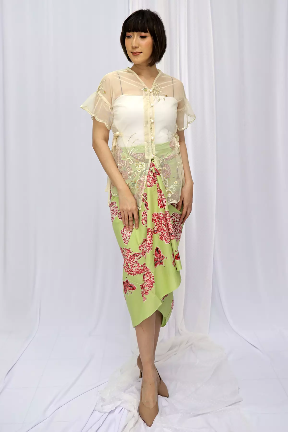 Reswari Seruni Teduh Brokat Putih Kebaya