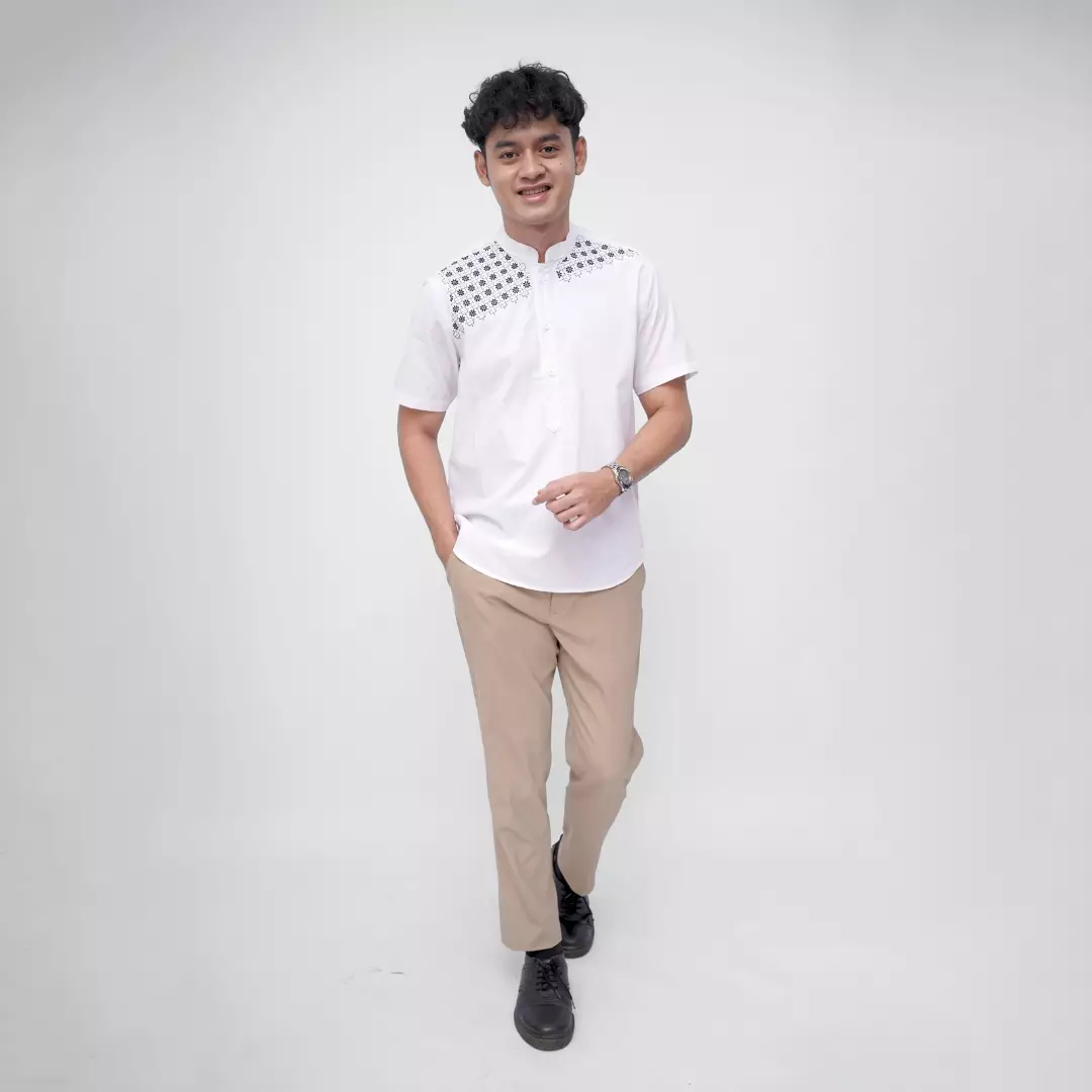 Ryusei Kemeja Kerah Koko Lengan Pendek Kenshiro White
