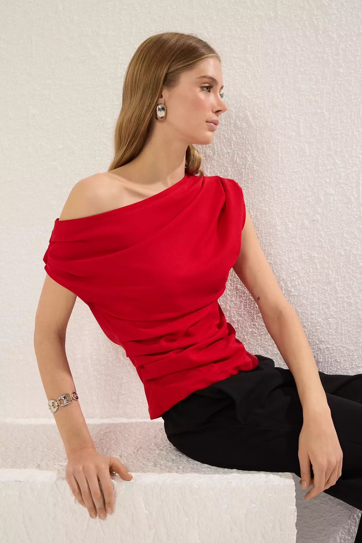Red Gathered/Draped Detailed Flowy Asymmetric Collar Knitted Blouse TWOSS25BZ00024