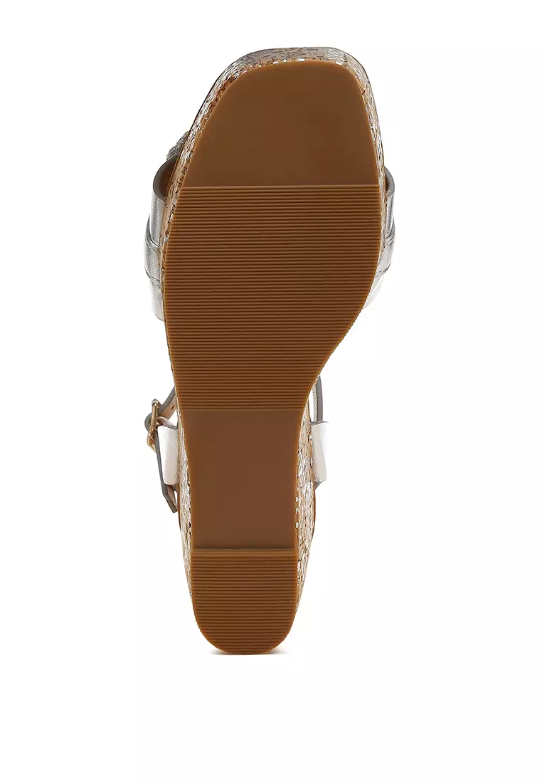 Sandal Wedge Detail Chain Link dalam Warna Perak