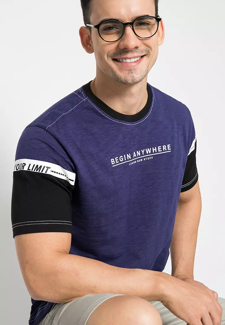 Johnwin Kaos Casual Motif Kombinasi Warna Biru Sablon ATS.622.M431.01