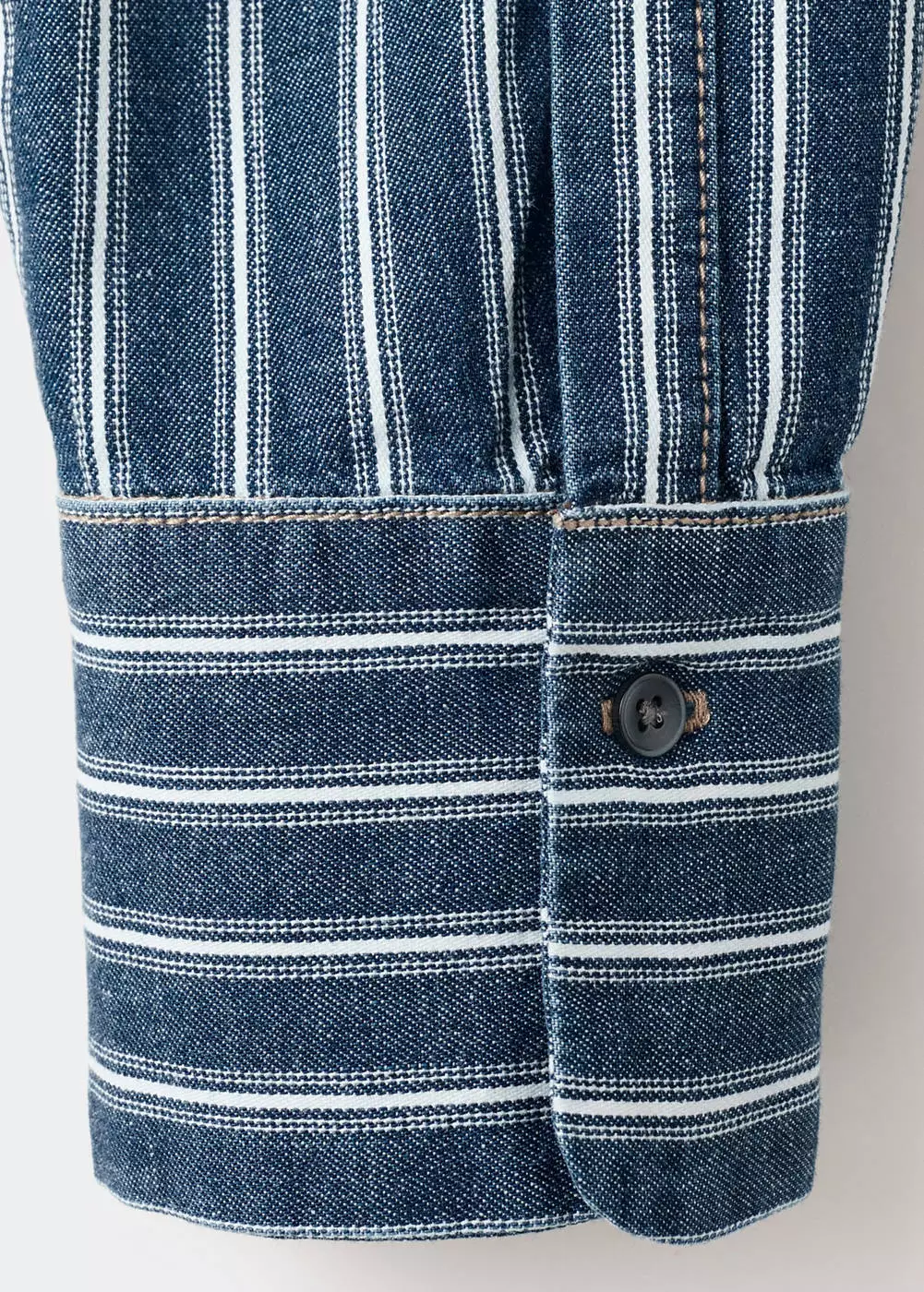 Kemeja denim motif salur
