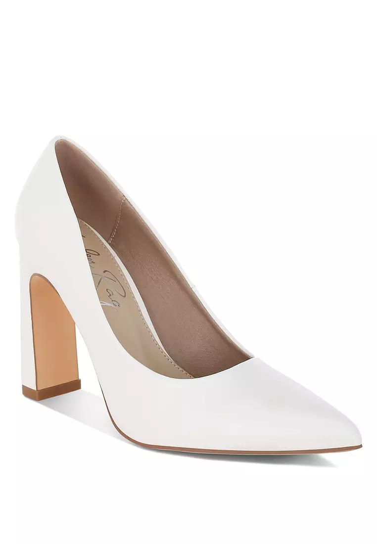 白色人造皮革高跟鞋