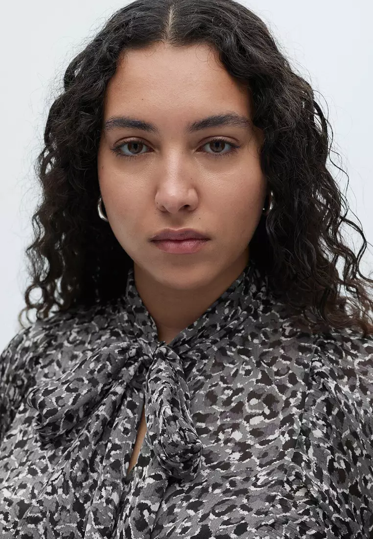 Leopard-Print Blouse With Collar and Bow