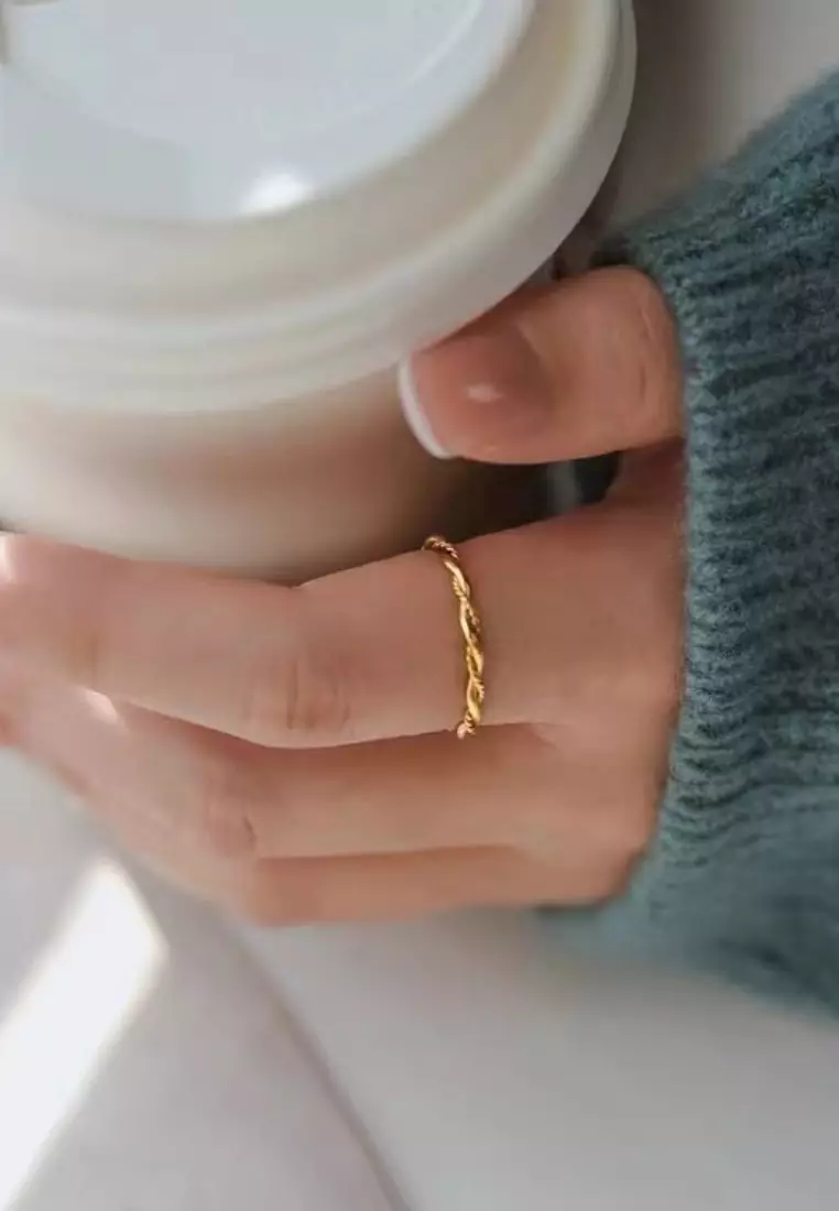 Kira Twisted Elegance Band Ring in Gold