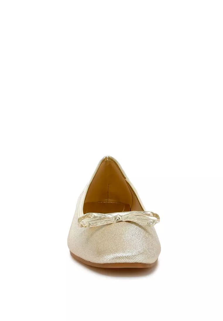 Sepatu Balet Metalik Warna Emas