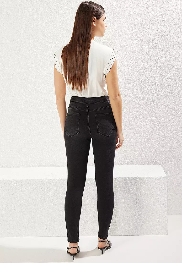 鈕扣細節高腰窄腳牛仔褲