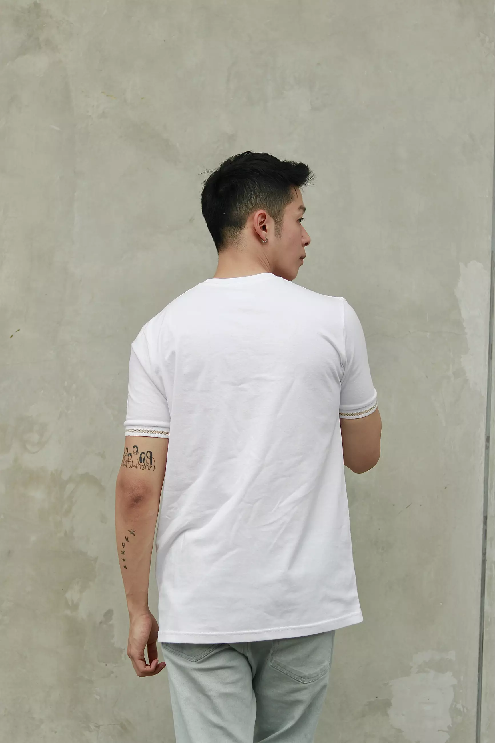 Kale DESMON WHITE / Atasan Kaos Pria / Baju Kaos Polos Pria / Cotton Combed 24S / Kaos Basic