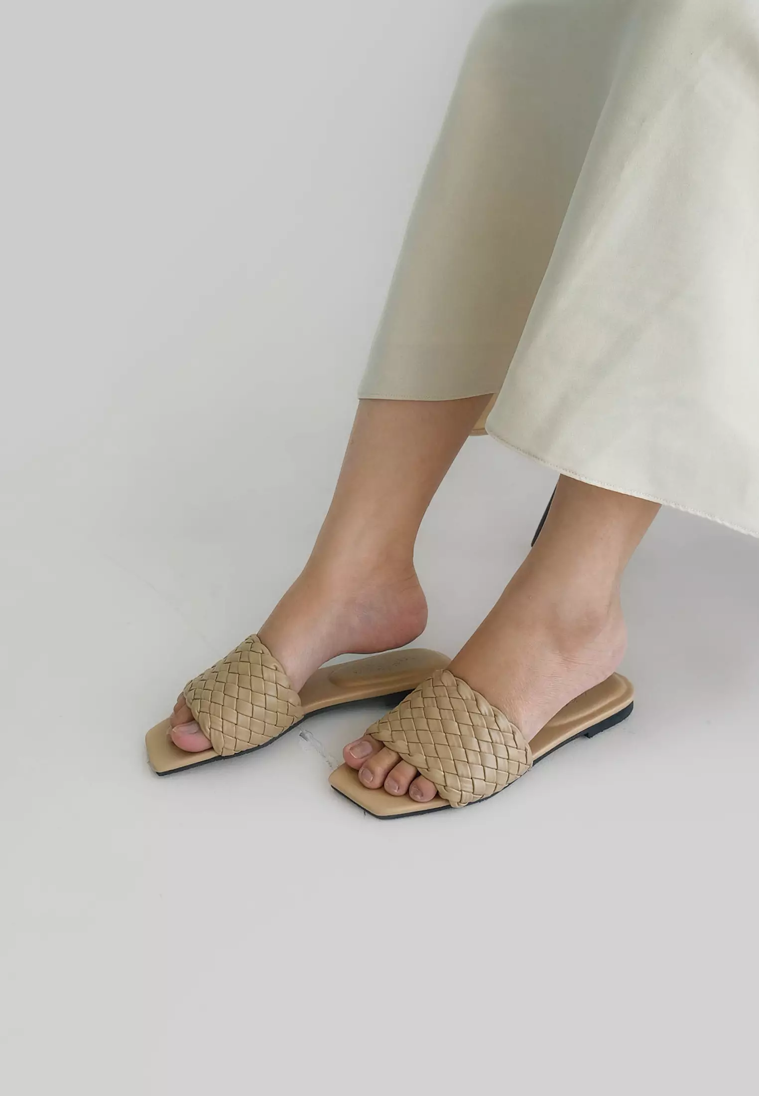 Bella Vita Lin-Italy Women's Leather Thong Sandal - Italian Made Flat Sandal With Buckle Strap