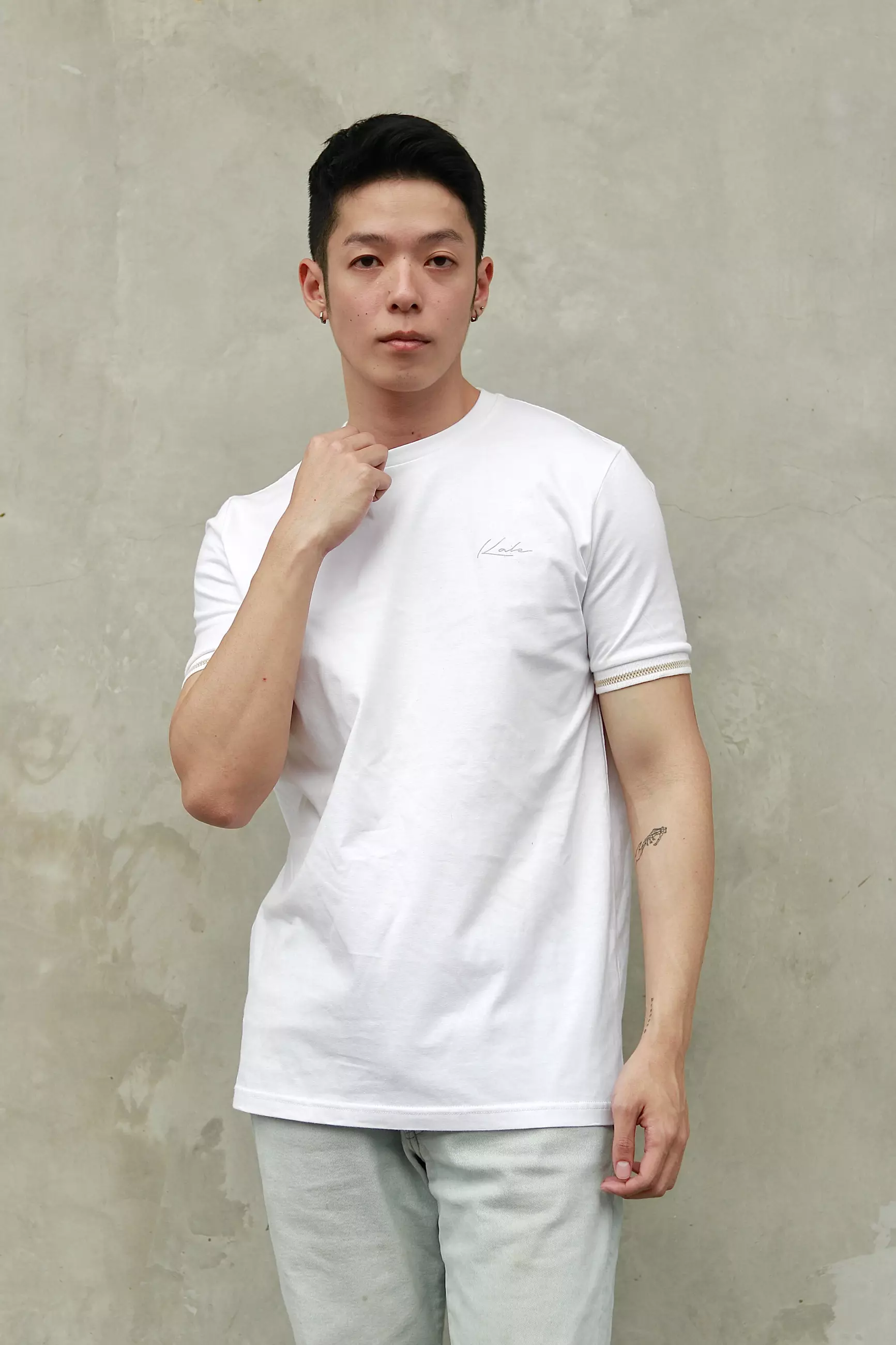 Kale DESMON WHITE / Atasan Kaos Pria / Baju Kaos Polos Pria / Cotton Combed 24S / Kaos Basic