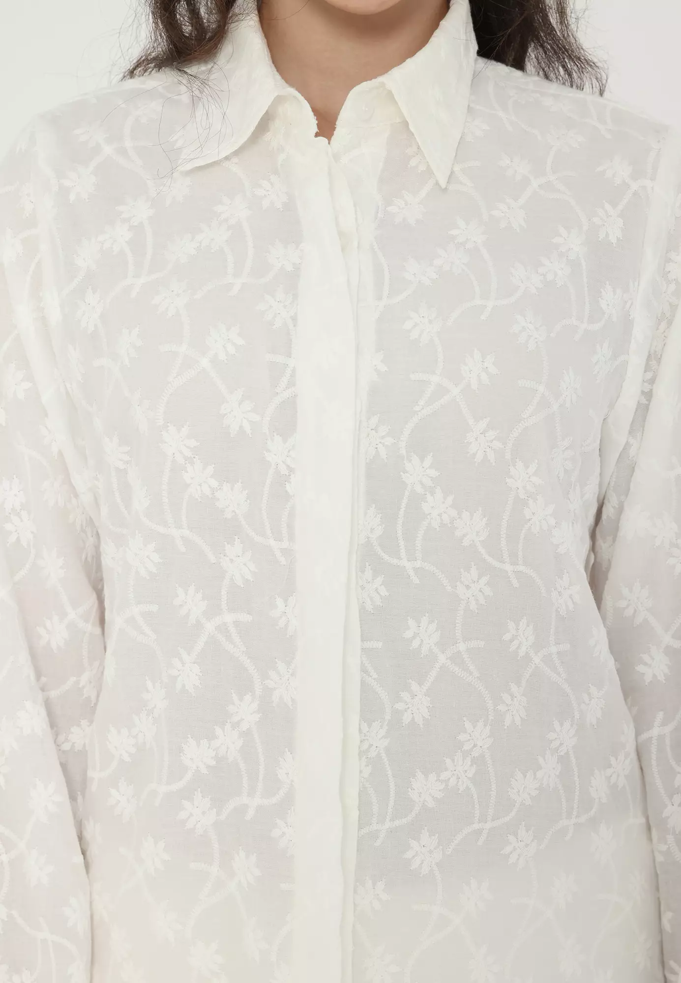 White Daisy Embroidered Shirt In Broken White By Brilliant Girl Warna PUTIH