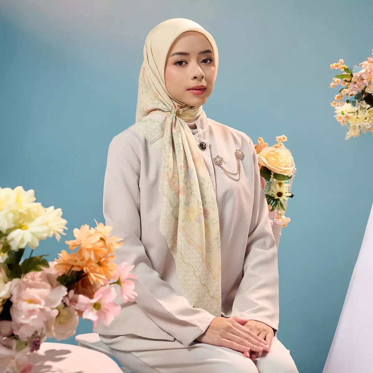 [INCLUDE HARD BOX] ZM Zaskia Mecca - Scarf Bunga Pertiwi Edisi Cut Nyak Dien Cream | Material Voal Alaska Premium | Hijab Motif Segi Empat